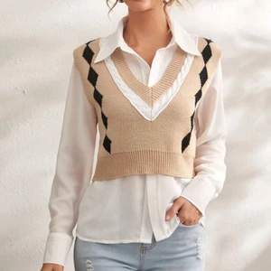 Stickad väst  - Stickad väst helt ny .Västen passar S-L beroende på önskad passform