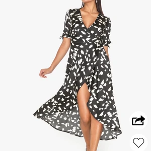 mönstrad klänning  - säljer denna, aldrig använd då den är för stor på mig och inte riktigt min stil. Frakt står köparen för 💓