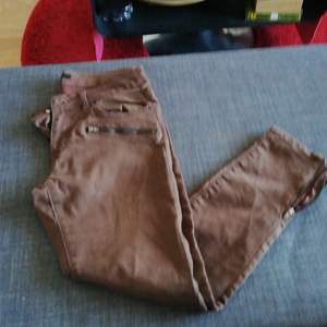 Chokladbruna byxor från Lindex som inte har används på ett par år. De är i gott skick och har dragkedjor vid fickorna och ner vid vristerna. Köparen står för frakten 