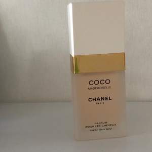 Helt oanvänd (aldrig testad) Parfum pour les Cheveux i doften Mademoiselle från Coco Chanel. Är fortfarande i sin förpackning vilket syns på en av bilderna. Den har förvarats mörkt och svalt ända sedan inköp vilket gör att noterna (doften) bevaras bättre. Hair mist/Parfum pour les Cheveux innebär att den är lite mindre intensiv i doften jämfört med Eau de toilette och Eau de parfum (starkast). Säljs för runt 550kr, mitt pris 450. Självklart äkta! Fråga gärna i DM!📮 Frakt tillkommer📦