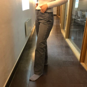 Gråa jeans  - Gråa weekday jeans i modellen row. Kan mötas upp annars tillkommer frakt