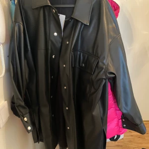 Skjort”jacka” - Skjortjacka av läder, köpt från Zara. Använt endast en gång, säljs pga att den inte kommer till användning.