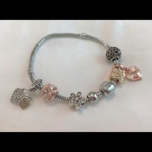 Pandora - En pandorakopia som är sjukt fin. Väldigt lik de riktiga armbanden.