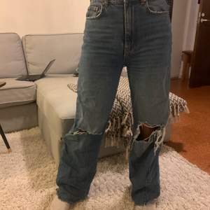 Vida slitna jeans från gina tricot. De är stora i benen men tajtare kring midja och rumpa, de är i storlek 34 men jag skulle säga att de sitter mer som 36. Jag är ca 165 cm lång. Köparen står för frakt! :)