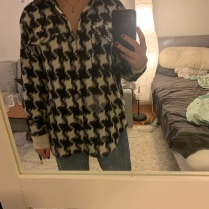 Jacka/kappa - En svart och vit jacka/kappa från river island. Jättefin och bra till vår, sommarkväll och höst. Den har fina detaljer på bröst fickan och knapparna (bild 3). Det står att den är för ”petite” men den passar mig som är ca 165! Köparen står för frakt :)