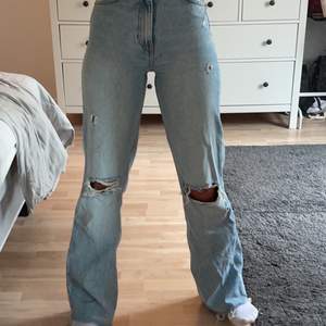 Säljer mina älskade slutsålda zara jeans i storlek 32 då jag har alldeles flr mycket jeans jag aldrig får använding för. Bud på 300kr+frakt