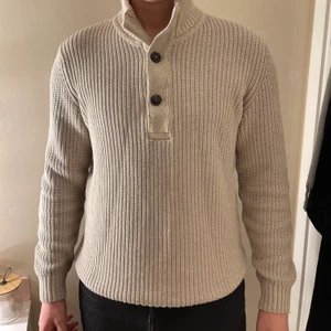 Stickad tröja - Beige stickad tröja som funkar både på tjejer och killar. Hämtas i Sollentuna. 