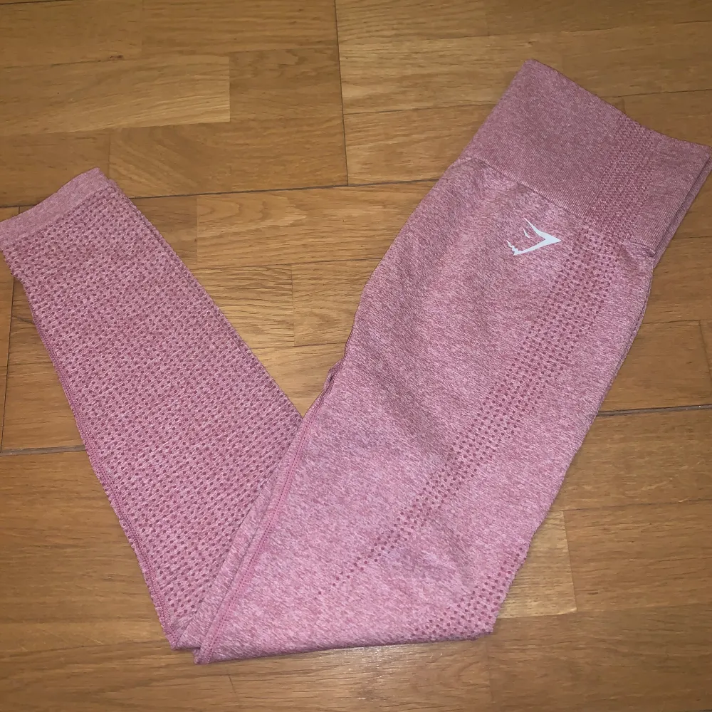 Virtal seamless leggings från Gymshark i färgen Dusty pink. Endast använda en gång. Nypris 550kr säljes för 300kr☺️. Jeans & Byxor.