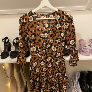 Klänning - Nyskick, storlek 38 men är lite liten i storlek. Köpare står för frakt!🥰