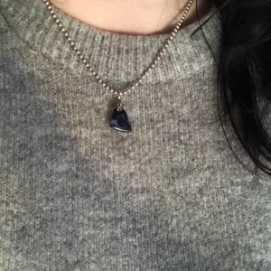 Halsband  - Jätte fint halsband med en blå sten 