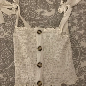 Sommartopp  - Den har knytningar så man kan välja lite hur den ska sitta. Väldigt fin när man är brun. 