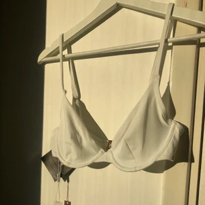 Vit Bikini Överdel - Denna jätte fina bikini överdel säljer jag nu! Bikin är från Nelly.com! Den är helt oanvänd och lappen är kvar. Köparen står för frakt (24kr)💗💗 💞💞