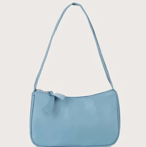 Blå baguetteväska - Simpel blå baguetteväska från Shein med gulddragkedja