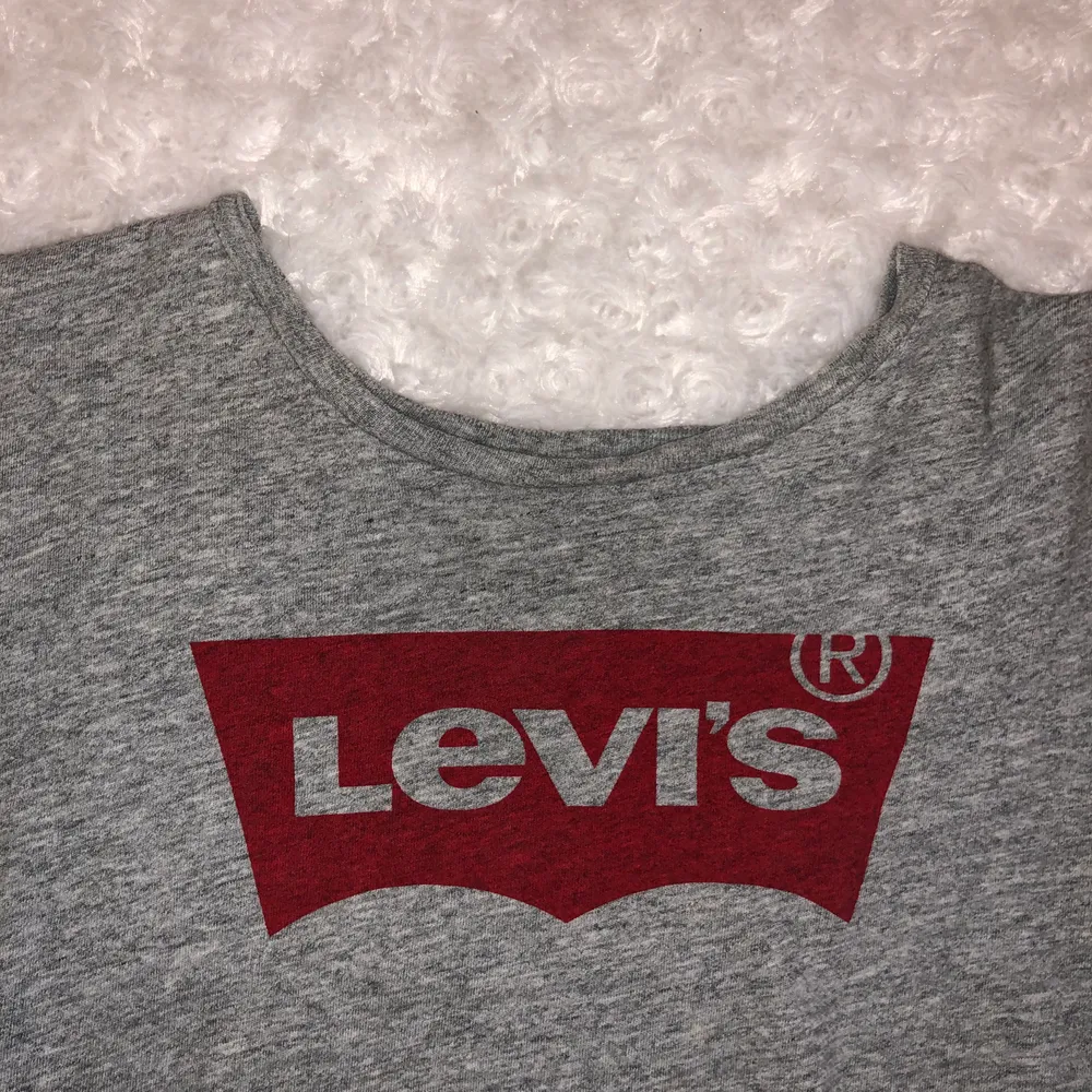 Grå Levi’s t-shirt med rött tryck❤️ sitter superbra men kommer tyvärr inte till användning, är S men passar även mig som har M 🙌. T-shirts.