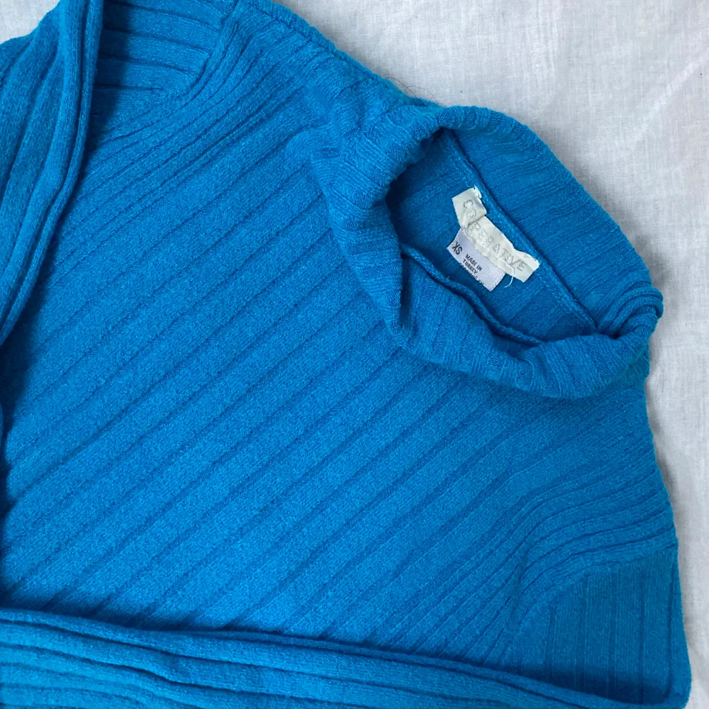 🌊 CUTE ELECTRIC DEEP BLUE LONG SLEEVE CROPPED RIBBED TURTLENECK  • SIZE - XS / EU 34 • BRAND - Cooperstive / Urban Outfitters . Toppar.
