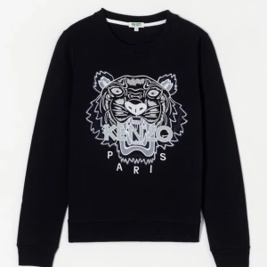 Kenzo tröja - Kenzo tröja i jättefint skick. Knappt använd för den blivit för liten för mig. Priser kan diskuteras, flera bilder kan skickas om de önskas.💕💕