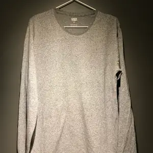 Säljer en långärmad bas tröja i färgen grå, använd max 5 tillfällen och fint skick.