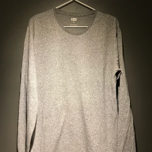 Bas tröja grå - Säljer en långärmad bas tröja i färgen grå, använd max 5 tillfällen och fint skick.