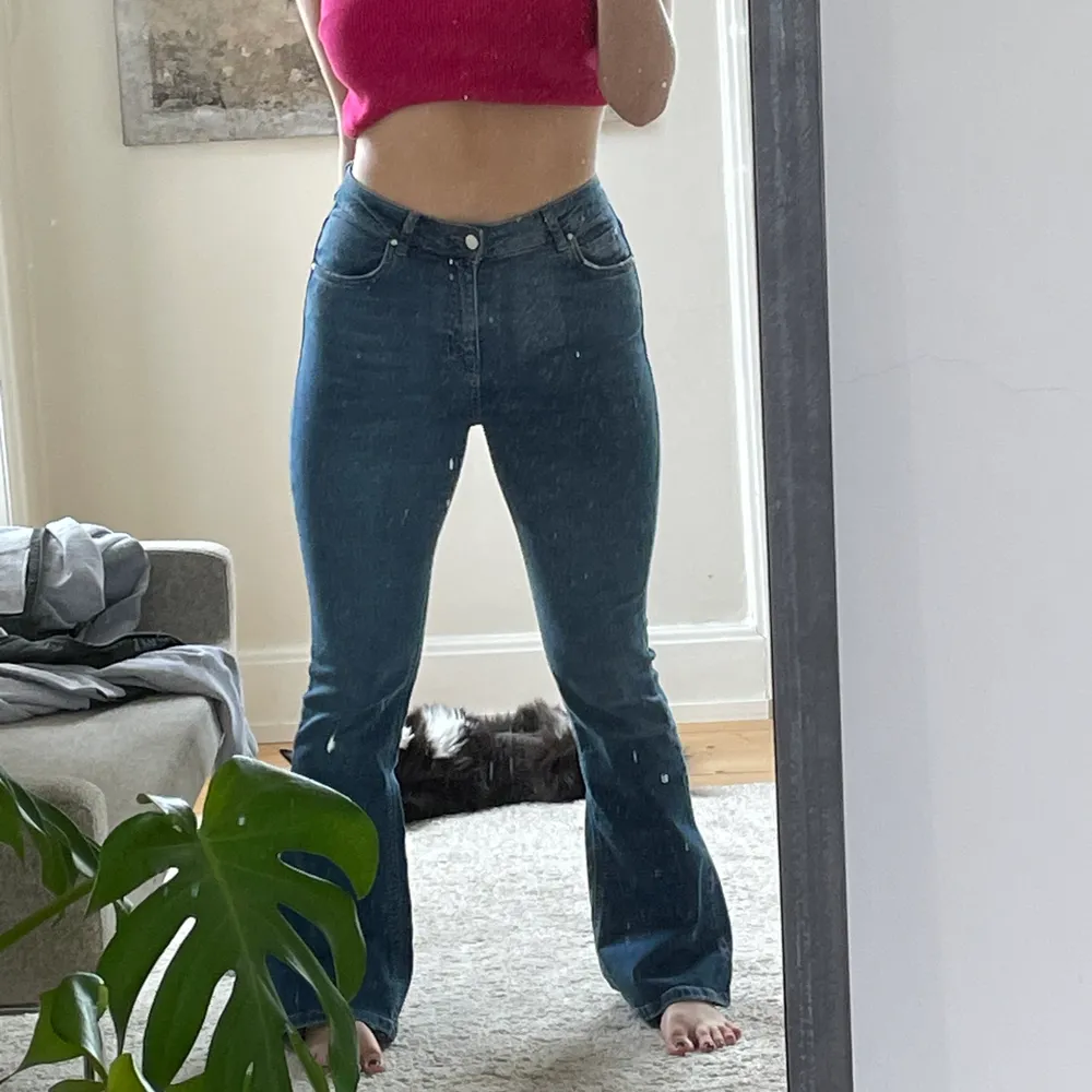 Ett par stretchiga mörkblå petite flare jeans från Gina Tricot i stl M. Jag är 160cm och de passar mig perfekt i längden!. Jeans & Byxor.