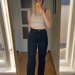 Oanvänd vida jeans från Nakd!! - Säljer dessa heelt oanvända jeans från nakd med vida ben i storlek 36. Nypris 500 och jag säljer för 300. Säljer eftersom jag har andra liknande och att de därför inte  kommer till användning. 💕💕💕