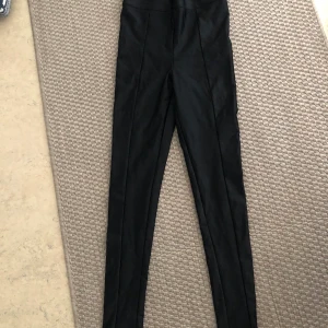 Byxor  - Byxor i glatt material, från bikbok strl S