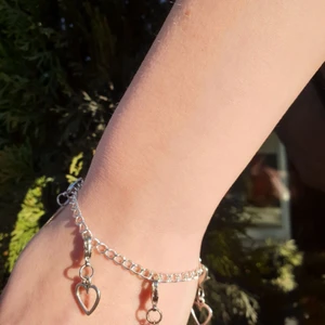 Fina Berlock armband - Hej vi är ett UF företag som ska sälja berlock armband. Nickelsäkra armband, passar alla. Armbandets längd är 20 cm. Berlockerna är val bara (antal).Priset på kedjan är 129kr och varje berlock kostar 29kr/st. Betalning sker via Swish😊