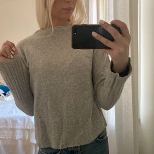 Grå stickad tröja!  - Super najs grå stickad tröja! Super skön att ha på sig och passar perfekt till jeans eller kjol. 