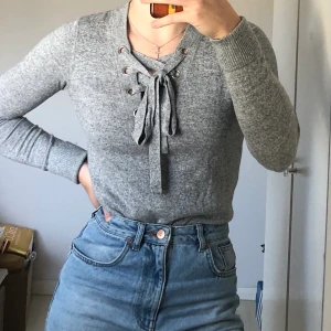 Långärmad T-shirt - Gråmelerad långärmad t-shirt från Abercrombie & Fitch. Stl XS (passar även S), använd ett fåtal gånger.