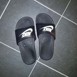 Nike tofflor - Niketofflor dam i bra skick🤘 säljer pga har massvis med tofflor!