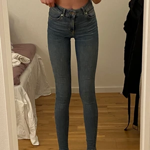 Jeans  - Ett par vanliga jeans från bikbok, använda fåtal ggr, är i super fint skick. Säljer p.g.a. Att dem kommer till anvädning längre. Byxorna passar mig som är 171. Frakt ingår i priset, pris kan såklart diskuteras.🌵
