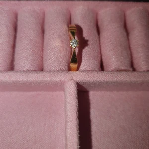 Guld ring - Säljer min gult guld ring med 0,10 carat Wesselton SI diamand.