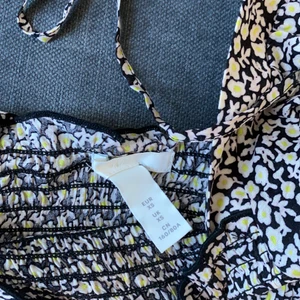 Blus  - Säljer min söta blus med puffärmar och snöre baktill. Använd en gång. 