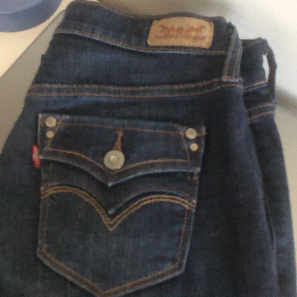 Svinfeta levis jeans i modellen 505 straightleg. Lågmidjad modell men går att ha bälte så dom sitter mer midwaist💖. Midja 68cm och längd 76cm. Köpta på myrorna men bara använda av mig ca 3 gånger då dom inte sitter riktigt som jag vill ha dom. Fraktinfon står nedan!!. Jeans & Byxor.