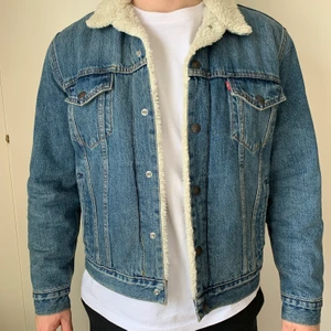 Fodrad jeansjacka från Levi’s - Fodrad jeansjacka från Levi’s. Använd ca 2 gånger. Storlek M, modellen är 180cm. Liten slitning i sömmen fram på vänster sida (sista bilden). Nypris 1399kr. 425kr + frakt. 