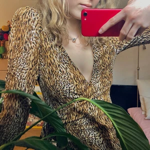 Reformation tiger dress XS - Klänning från Reformation i 100% stumt viskostyg. Använd vid ett tillfälle. Försäjlningspris på Modesens: 1900 kr. Hmu för fler bilder. Frakten ingår i priset! Priset är liite prutbart...