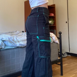 Cargos från Urban Outfitters - Svincoola byxor från Urban Outfitter köpta i USA för runt 100 dollar. Måste sälja då dom tyvärr nu har blivit för små 😢