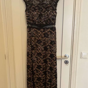 Festklänning  - Aldrig aldrig använt då den är stor för mig som har S!  Nypris 150$ alltså 1500kr  - säljer den för 750, jättebra skick, inget e sönder på den, absolut inga fel eller så. storlek L