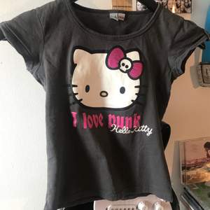 Världens gulligaste tröja med Hello Kitty på! Står ingen storlek men XS/S skulle ja säga. Aldrig använd