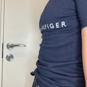 fin äkta tommy hilfiger tröja. - fin äkta tommy hilfiger t-shirt säljer pågrund av ingen användning xxs 120 köparen står för frakt
