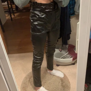 Skinnbyxor från Boohoo - Coola skinnbyxor i mycket fint skick. Fina detaljer som fickor och midja. Pris diskuterats vid snabb affär.