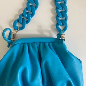 Väska  - Snygg väska i en blåfärg. Aldrig använd. Frakt ej inkluderat!!