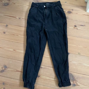 Svarta ”mom jeans” - Jättesnygga och i gott skick. Knappt använda. Små i midjan. Säljer då de ej passar. Storlek 36 men passar även 34