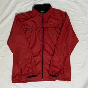Nike jacka i Storlek XL, passar L - Vintage Nike jacka som är i nyskick❤️ Perfekt mot vind och som ett extra lager under våren och kalla sommarkvällar. Den är i storlek XL, men passar också L Leveranstiden är 1-3 dagar i hela Sverige🇸🇪 Betalningar via Swish Om du har fler frågor är det bara att höra av sig!