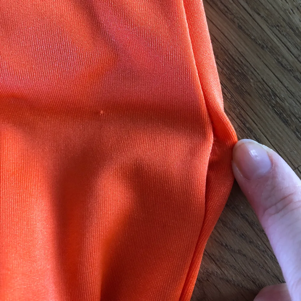 Orange bikini från pretty little thing! Köpt på plick (oanvänd). Jag har bara använt överdelen så underdelen är NWT. Har tyvärr blivit ett litet hål på toppen (bild 3) ca 1 cm. Det är dock på insidan så syns inte 🤩 annars enkelt att fixa med nål o tråd. 🤓. Accessoarer.