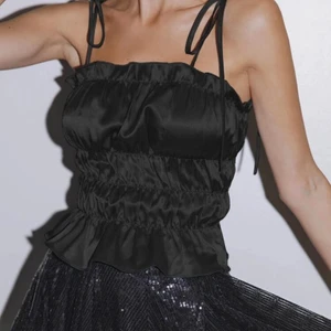 Svart topp - Svart festtopp från Shein i storlek Small, säljer på grund av det inte var riktigt min stil! Köparen står för frakten💕 