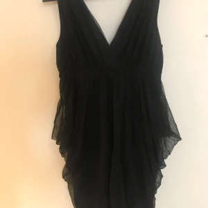 Svart klänning stl M - Svart klänning, v-ringad fram och bak, knapp använd, fint skick 