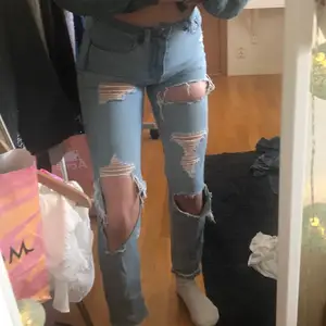 Jeans med hål i ⚡️⚡️ straight modell