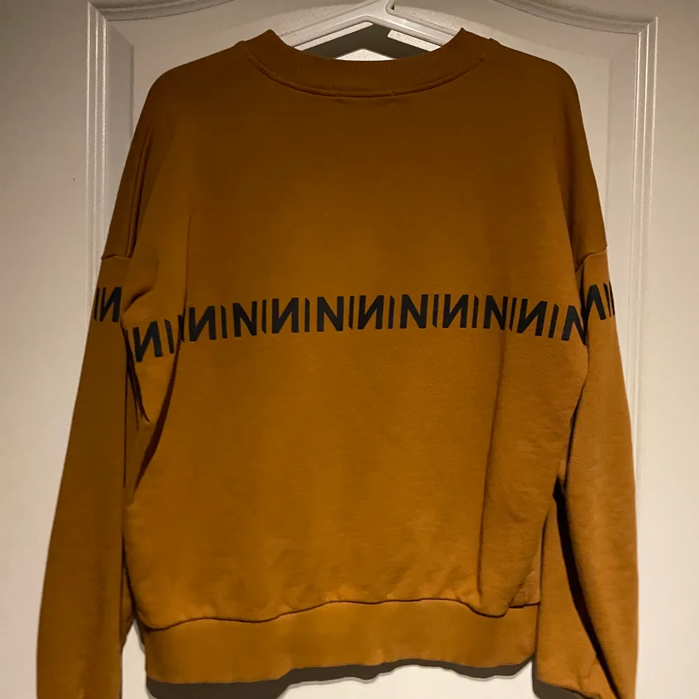 Rostfärgad sweatshirt med tryck fram och bak från na-kd. Köparen står själv för frakten . Tröjor & Koftor.