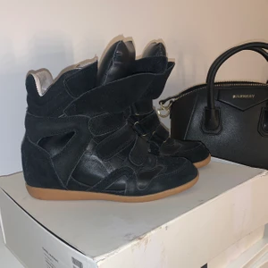 Isabel Marant - Säljer mina älskade svarta isabel marant i storlek 40, passar även personer som har 38 & 39. Inprincip helt oanvända där av priset. Passar perfekt till vilken outfit som helst. Supersköna dessutom !!! Pris kan eventuellt diskuteras. Köparen står för frakten❤️