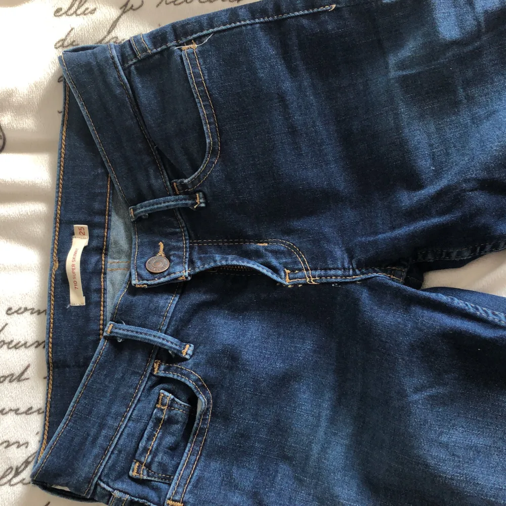 Lågmidjade jeans från levis (modell 710 super skinny) Jag är 165 och gillar längden. Jeans & Byxor.